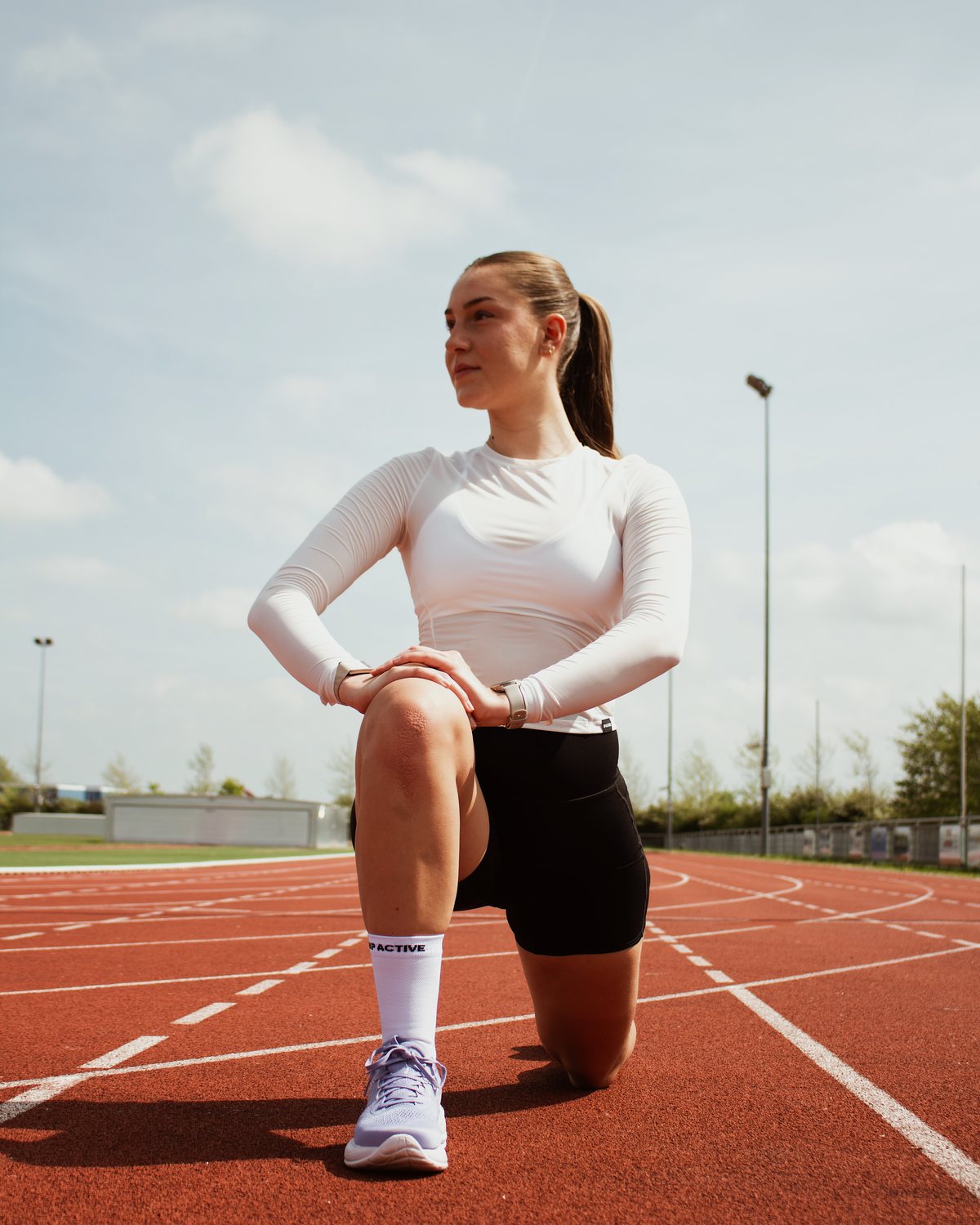 Sportieve portretfoto op een atletiekbaan